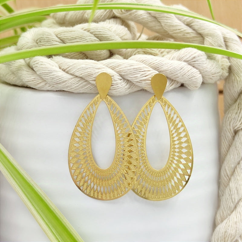 Entdecken Sie den Ohrring „Alia“ von Lefah Design: Mittelgroß, tropfenförmig und federleicht. Handgefertigt in Österreich, Allergiker freundlich und mit besonderer Bedeutung – „Alia“ steht für „erhaben“ und „edel“.