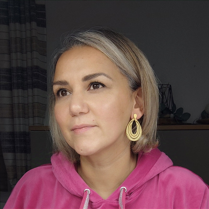 Entdecken Sie den Ohrring „Alia“ von Lefah Design: Mittelgroß, tropfenförmig und federleicht. Handgefertigt in Österreich, Allergiker freundlich und mit besonderer Bedeutung – „Alia“ steht für „erhaben“ und „edel“.