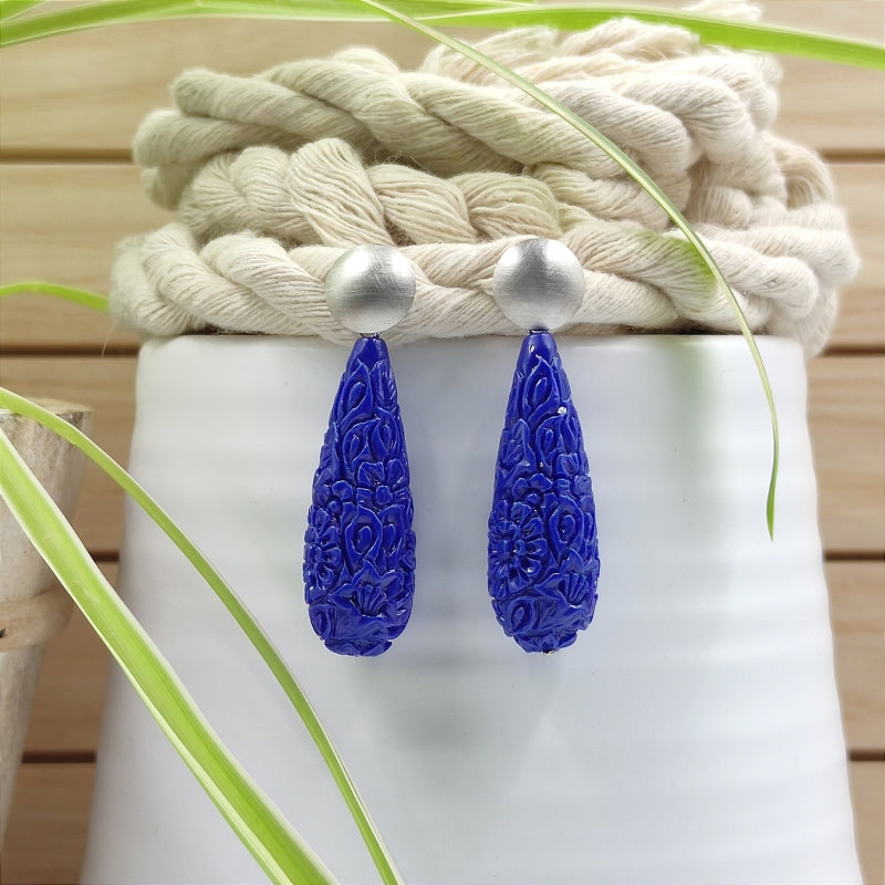 Die Clara Tropfen-Ohrringe in blau mit zartem Blumenmuster vereinen Eleganz & Tradition. Handgefertigt in Österreich, super verträglich & perfekt fürs Dirndl oder den Alltag. Ein klassischer Trachten-Ohrring mit zeitlosem Design. Jetzt stilvoll schmücken & online bestellen! 🌸✨