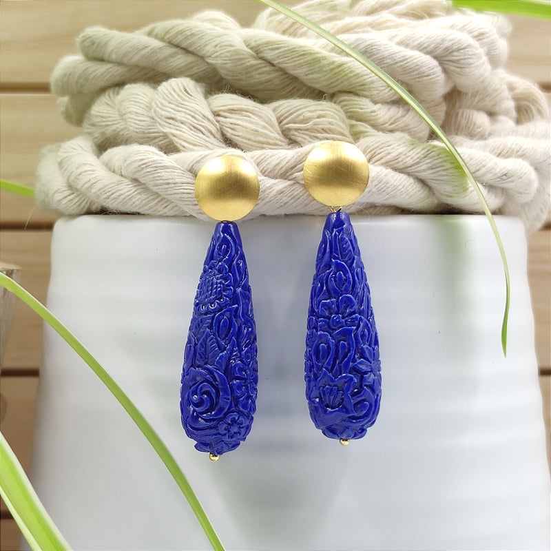 Die Clara Tropfen-Ohrringe in blau mit zartem Blumenmuster vereinen Eleganz & Tradition. Handgefertigt in Österreich, super verträglich & perfekt fürs Dirndl oder den Alltag. Ein klassischer Trachten-Ohrring mit zeitlosem Design. Jetzt stilvoll schmücken & online bestellen! 🌸✨