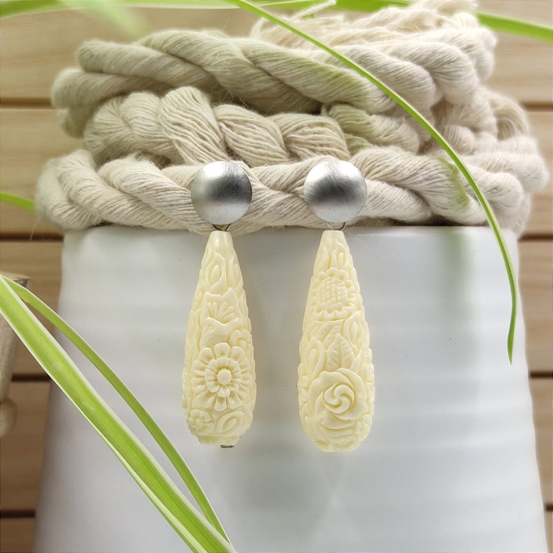 Die Clara Tropfen-Ohrringe in Elfenbein mit zartem Blumenmuster vereinen Eleganz & Tradition. Handgefertigt in Österreich, super verträglich & perfekt fürs Dirndl oder den Alltag. Ein klassischer Trachten-Ohrring mit zeitlosem Design. Jetzt stilvoll schmücken & online bestellen! 🌸✨