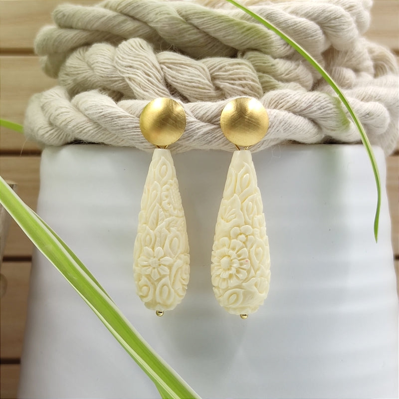 Die Clara Tropfen-Ohrringe in Elfenbein mit zartem Blumenmuster vereinen Eleganz & Tradition. Handgefertigt in Österreich, super verträglich & perfekt fürs Dirndl oder den Alltag. Ein klassischer Trachten-Ohrring mit zeitlosem Design. Jetzt stilvoll schmücken & online bestellen! 🌸✨