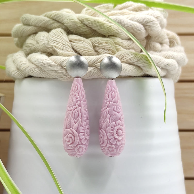 Die Clara Tropfen-Ohrringe in Flieder mit zartem Blumenmuster vereinen Eleganz & Tradition. Handgefertigt in Österreich, super verträglich & perfekt fürs Dirndl oder den Alltag. Ein klassischer Trachten-Ohrring mit zeitlosem Design. Jetzt stilvoll schmücken & online bestellen! 🌸✨