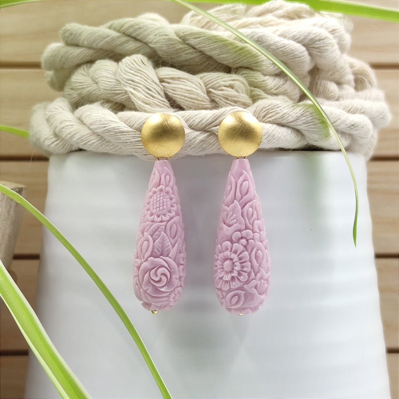 Die Clara Tropfen-Ohrringe in Flieder mit zartem Blumenmuster vereinen Eleganz & Tradition. Handgefertigt in Österreich, super verträglich & perfekt fürs Dirndl oder den Alltag. Ein klassischer Trachten-Ohrring mit zeitlosem Design. Jetzt stilvoll schmücken & online bestellen! 🌸✨