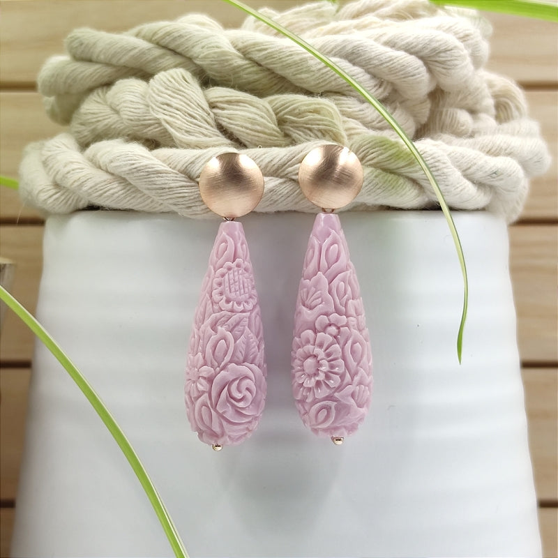 Die Clara Tropfen-Ohrringe in Flieder mit zartem Blumenmuster vereinen Eleganz & Tradition. Handgefertigt in Österreich, super verträglich & perfekt fürs Dirndl oder den Alltag. Ein klassischer Trachten-Ohrring mit zeitlosem Design. Jetzt stilvoll schmücken & online bestellen! 🌸✨
