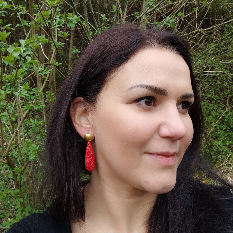 Die Clara Tropfen-Ohrringe in Koralle mit zartem Blumenmuster vereinen Eleganz & Tradition. Handgefertigt in Österreich, super verträglich & perfekt fürs Dirndl oder den Alltag. Ein klassischer Trachten-Ohrring mit zeitlosem Design. Jetzt stilvoll schmücken & online bestellen! 🌸✨