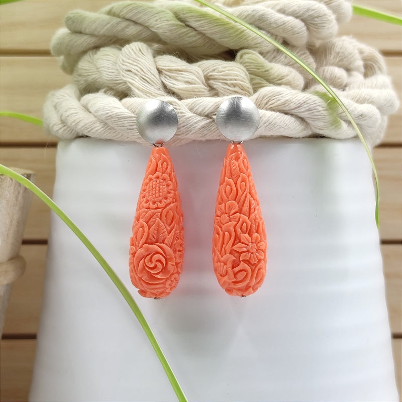 Die Clara Tropfen-Ohrringe in Koralle mit zartem Blumenmuster vereinen Eleganz & Tradition. Handgefertigt in Österreich, super verträglich & perfekt fürs Dirndl oder den Alltag. Ein klassischer Trachten-Ohrring mit zeitlosem Design. Jetzt stilvoll schmücken & online bestellen! 🌸✨