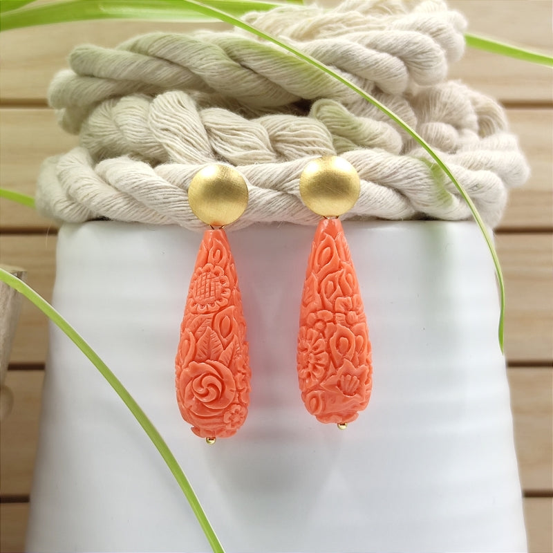 Die Clara Tropfen-Ohrringe in Koralle mit zartem Blumenmuster vereinen Eleganz & Tradition. Handgefertigt in Österreich, super verträglich & perfekt fürs Dirndl oder den Alltag. Ein klassischer Trachten-Ohrring mit zeitlosem Design. Jetzt stilvoll schmücken & online bestellen! 🌸✨
