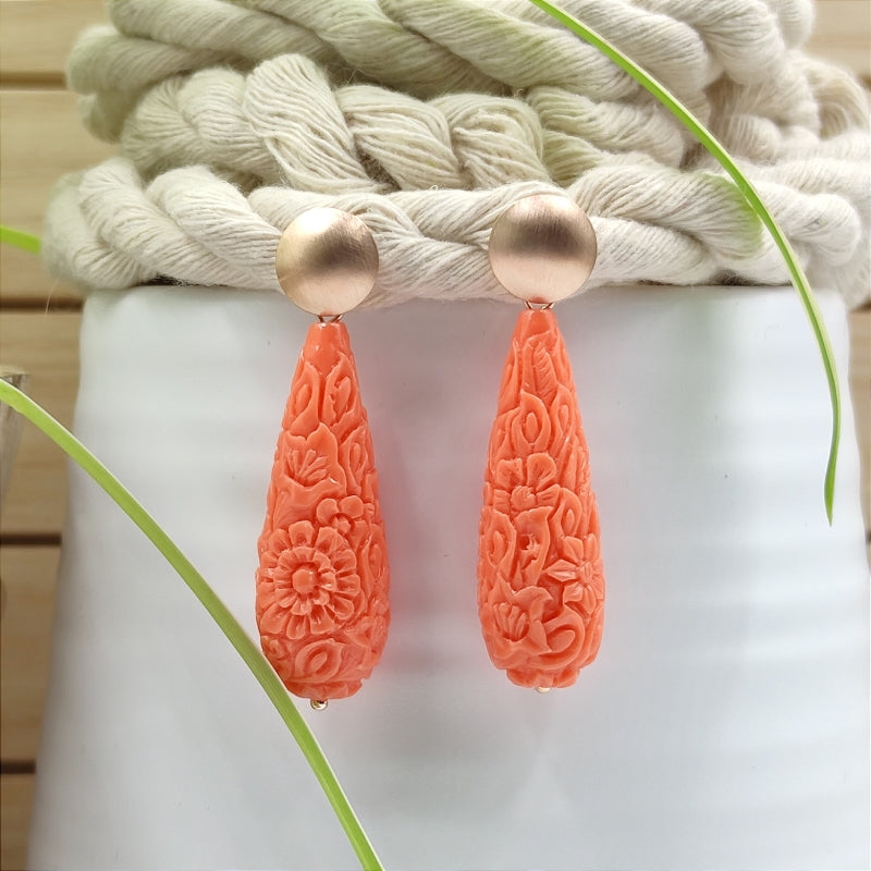 Die Clara Tropfen-Ohrringe in Koralle mit zartem Blumenmuster vereinen Eleganz & Tradition. Handgefertigt in Österreich, super verträglich & perfekt fürs Dirndl oder den Alltag. Ein klassischer Trachten-Ohrring mit zeitlosem Design. Jetzt stilvoll schmücken & online bestellen! 🌸✨