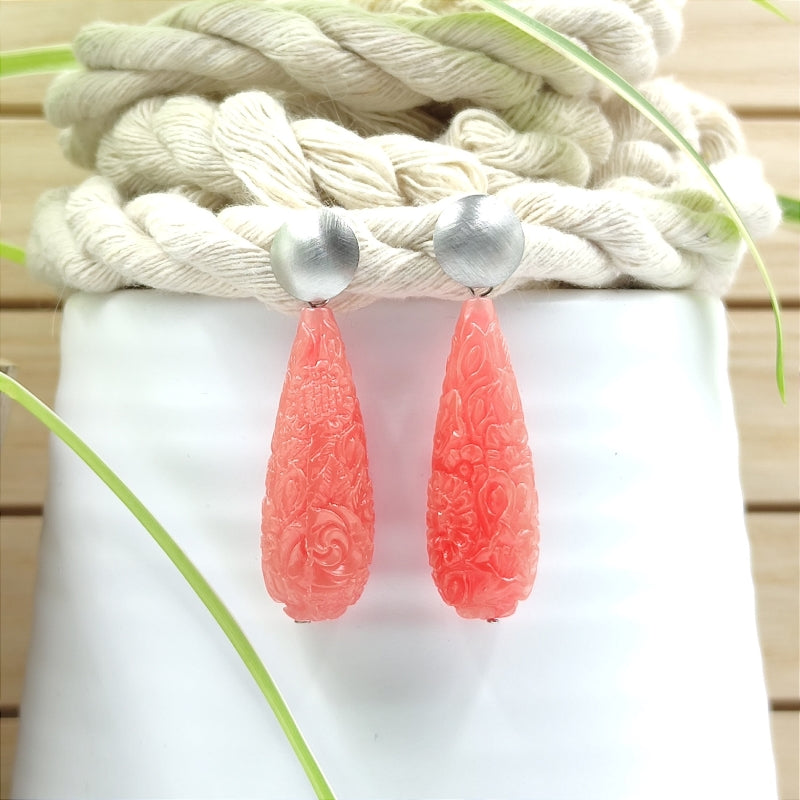 Die Clara Tropfen-Ohrringe in Lachs mit zartem Blumenmuster vereinen Eleganz & Tradition. Handgefertigt in Österreich, super verträglich & perfekt fürs Dirndl oder den Alltag. Ein klassischer Trachten-Ohrring mit zeitlosem Design. Jetzt stilvoll schmücken & online bestellen! 🌸✨