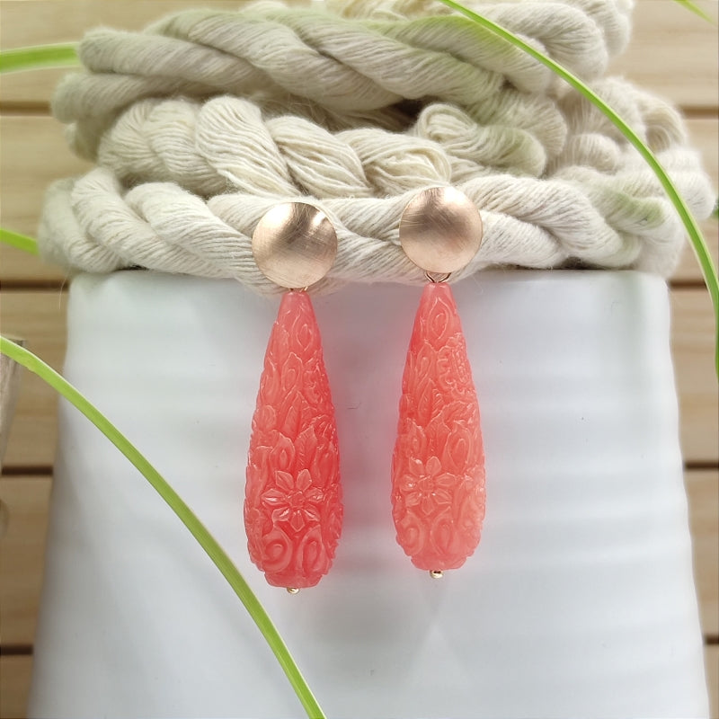 Die Clara Tropfen-Ohrringe in Lachs mit zartem Blumenmuster vereinen Eleganz & Tradition. Handgefertigt in Österreich, super verträglich & perfekt fürs Dirndl oder den Alltag. Ein klassischer Trachten-Ohrring mit zeitlosem Design. Jetzt stilvoll schmücken & online bestellen! 🌸✨