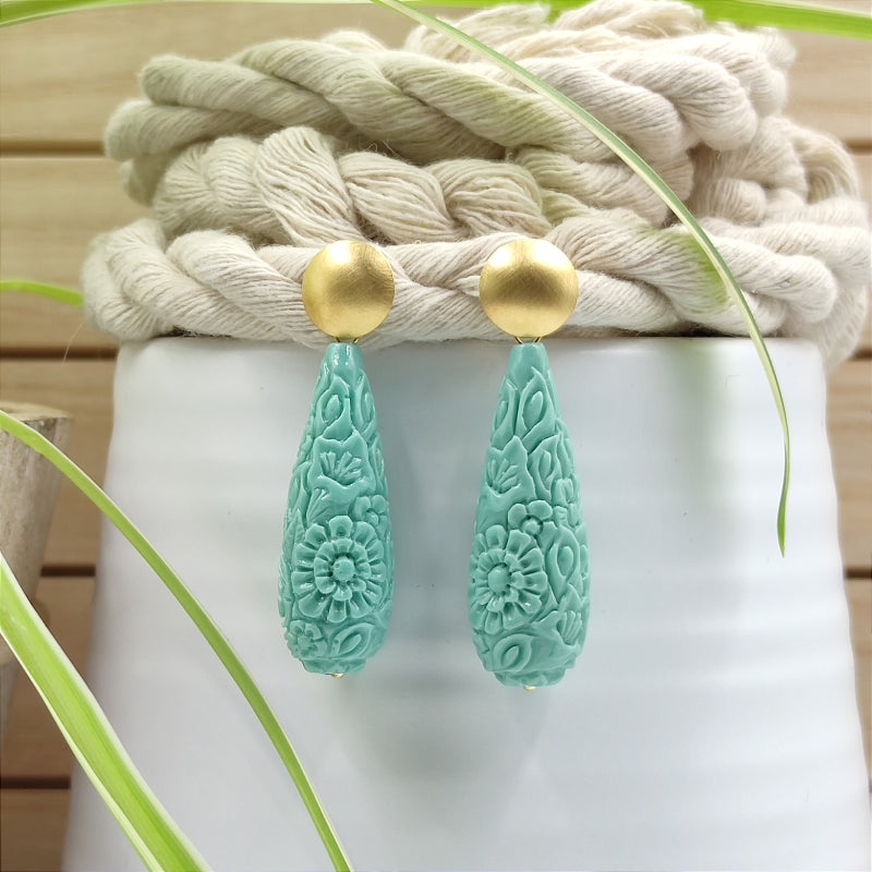 Die Clara Tropfen-Ohrringe in Mint mit zartem Blumenmuster vereinen Eleganz & Tradition. Handgefertigt in Österreich, super verträglich & perfekt fürs Dirndl oder den Alltag. Ein klassischer Trachten-Ohrring mit zeitlosem Design. Jetzt stilvoll schmücken & online bestellen! 🌸✨