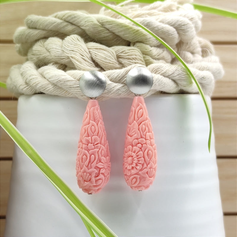 Die Clara Tropfen-Ohrringe in rosa mit zartem Blumenmuster vereinen Eleganz & Tradition. Handgefertigt in Österreich, super verträglich & perfekt fürs Dirndl oder den Alltag. Ein klassischer Trachten-Ohrring mit zeitlosem Design. Jetzt stilvoll schmücken & online bestellen! 🌸✨