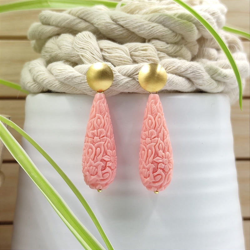 Die Clara Tropfen-Ohrringe in rosa mit zartem Blumenmuster vereinen Eleganz & Tradition. Handgefertigt in Österreich, super verträglich & perfekt fürs Dirndl oder den Alltag. Ein klassischer Trachten-Ohrring mit zeitlosem Design. Jetzt stilvoll schmücken & online bestellen! 🌸✨