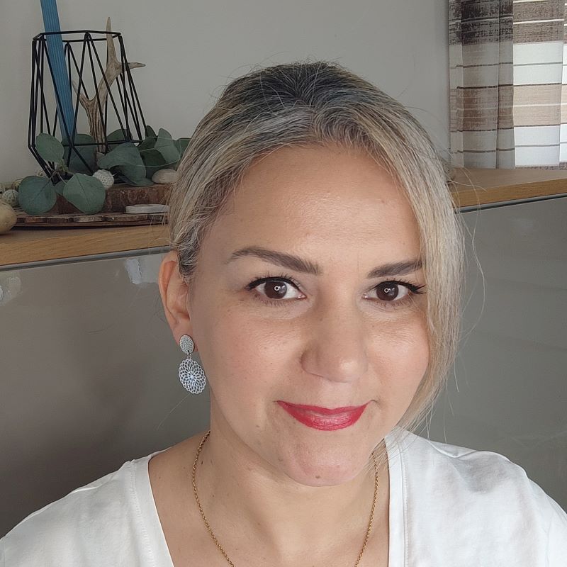 Zarter Ohrring „Daisy“ mit klein- blumigem Muster in silber – federleicht & nachhaltig gefertigt in Österreich, sehr gut verträglich