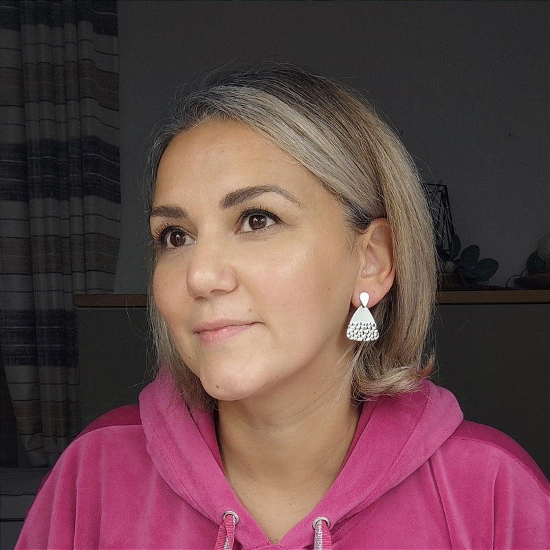 „Eleganter, federleichter Ohrring ‚Fina‘ – filigranes Design, hypoallergen & handgefertigt. Perfekt für Damen, die hochwertigen, angenehmen Schmuck lieben.“