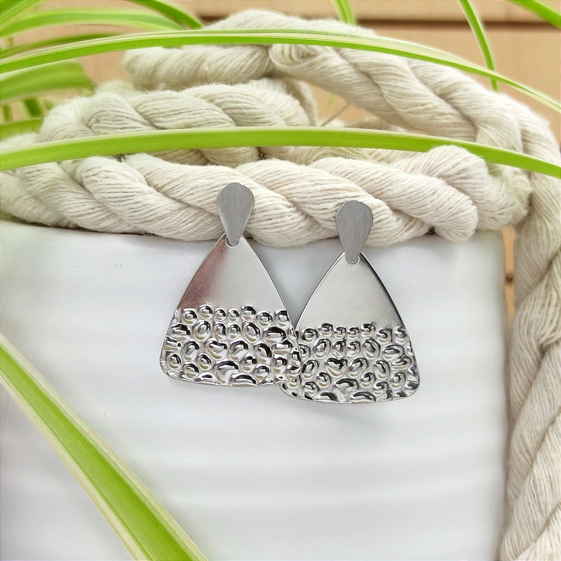 „Eleganter, federleichter Ohrring ‚Fina‘ – filigranes Design, hypoallergen & handgefertigt. Perfekt für Damen, die hochwertigen, angenehmen Schmuck lieben.“