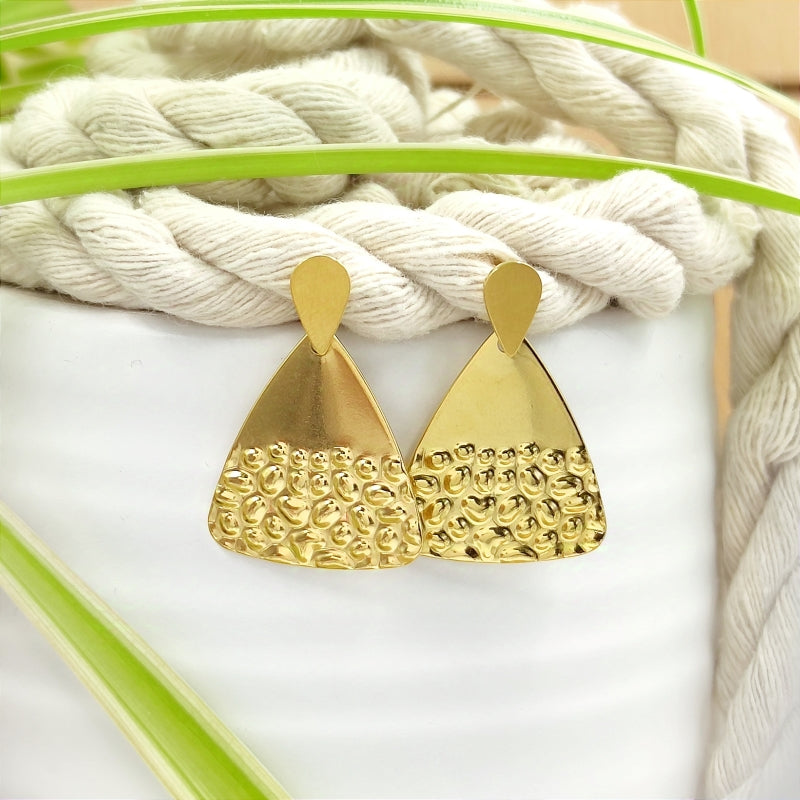 „Eleganter, federleichter Ohrring ‚Fina‘ – filigranes Design, hypoallergen & handgefertigt. Perfekt für Damen, die hochwertigen, angenehmen Schmuck lieben.“