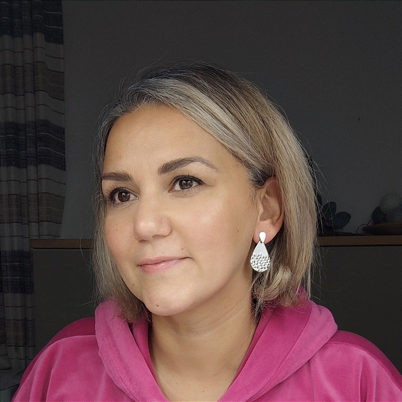 "Entdecken Sie den Ohrring „Greta“ von Lefah Design: Tropfenförmig, federleicht und elegant. Handgefertigt in Österreich und ideal für Allergiker. „Greta“ bedeutet „die Perle“ – ein Schmuckstück mit natürlicher Schönheit und Reinheit."