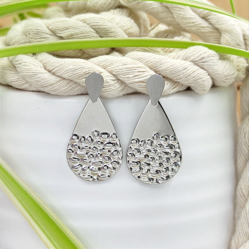 "Entdecken Sie den Ohrring „Greta“ von Lefah Design: Tropfenförmig, federleicht und elegant. Handgefertigt in Österreich und ideal für Allergiker. „Greta“ bedeutet „die Perle“ – ein Schmuckstück mit natürlicher Schönheit und Reinheit."