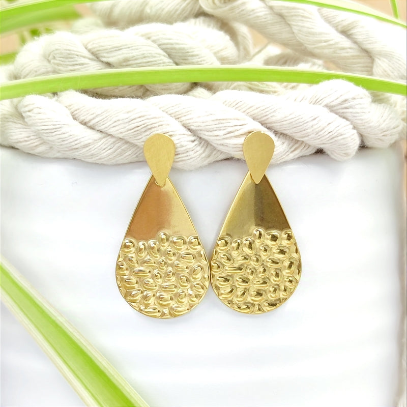 "Entdecken Sie den Ohrring „Greta“ von Lefah Design: Tropfenförmig, federleicht und elegant. Handgefertigt in Österreich und ideal für Allergiker. „Greta“ bedeutet „die Perle“ – ein Schmuckstück mit natürlicher Schönheit und Reinheit."