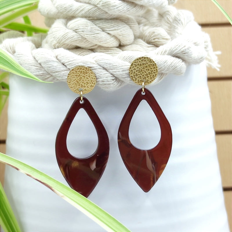 "Entdecken Sie die klassischen Ohrringe „Ingrid“ von LeFah design: Zeitlos elegant, ideal für jede Gesichtsform. Handgefertigt in Österreich und perfekt für Allergiker. „Ingrid“ steht für „Schönheit“ und „Stärke“ – ein Schmuckstück voller Eleganz.