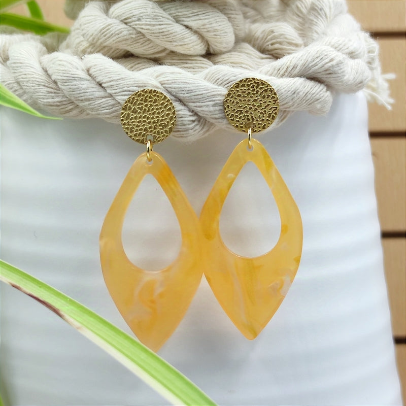 "Entdecken Sie die klassischen Ohrringe „Ingrid“ von LeFah design: Zeitlos elegant, ideal für jede Gesichtsform. Handgefertigt in Österreich und perfekt für Allergiker. „Ingrid“ steht für „Schönheit“ und „Stärke“ – ein Schmuckstück voller Eleganz.