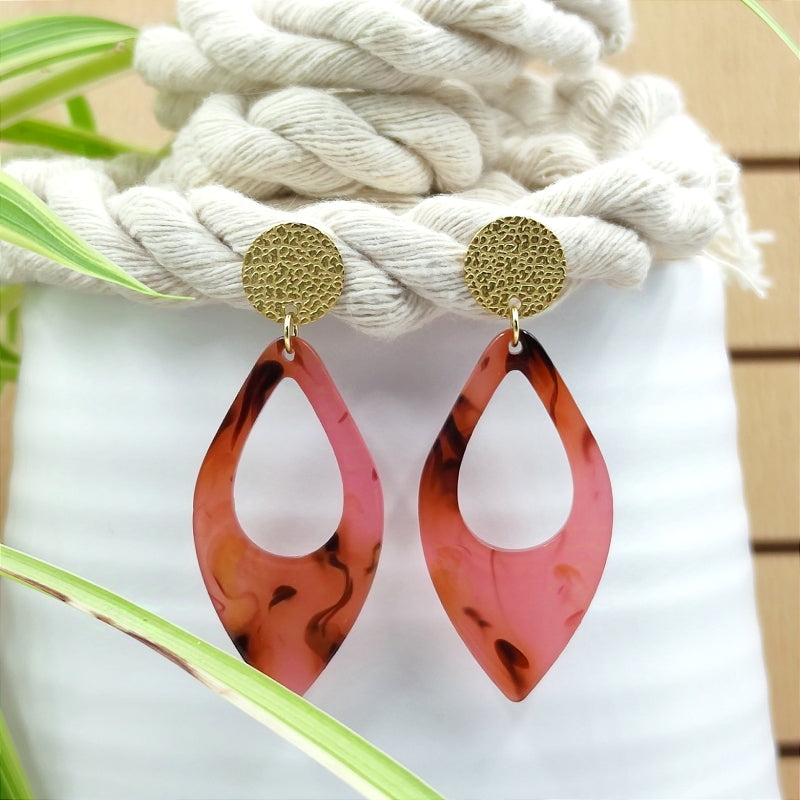 "Entdecken Sie die klassischen Ohrringe „Ingrid“ von LeFah design: Zeitlos elegant, ideal für jede Gesichtsform. Handgefertigt in Österreich und perfekt für Allergiker. „Ingrid“ steht für „Schönheit“ und „Stärke“ – ein Schmuckstück voller Eleganz.