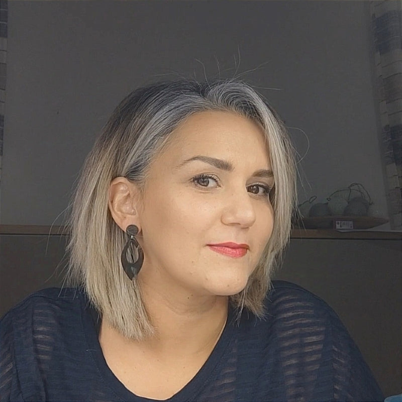 "Entdecken Sie die klassischen Ohrringe „Ingrid“ von LeFah design: Zeitlos elegant, ideal für jede Gesichtsform. Handgefertigt in Österreich und perfekt für Allergiker. „Ingrid“ steht für „Schönheit“ und „Stärke“ – ein Schmuckstück voller Eleganz.