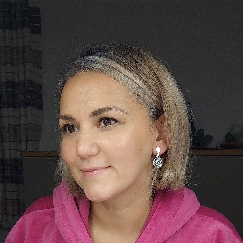 "Entdecken Sie den Ohrring „Lisa“ von Lefah Design: Klein, tropfenförmig und federleicht mit feinem Rankenmuster. Handgefertigt in Österreich und ideal für Allergiker. Der Name „Lisa“ bedeutet „die Gottgeweihte“ – ein Schmuckstück mit Bedeutung."