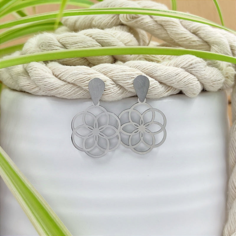 "Entdecken Sie den Ohrring „Liv“ von Lefah Design: Klein, rund und federleicht mit einem kunstvollen Mandala-Design. Handgefertigt in Österreich und perfekt für Allergiker. „Liv“ bedeutet „Leben“ – ideal für jeden, der das Leben feiert!"