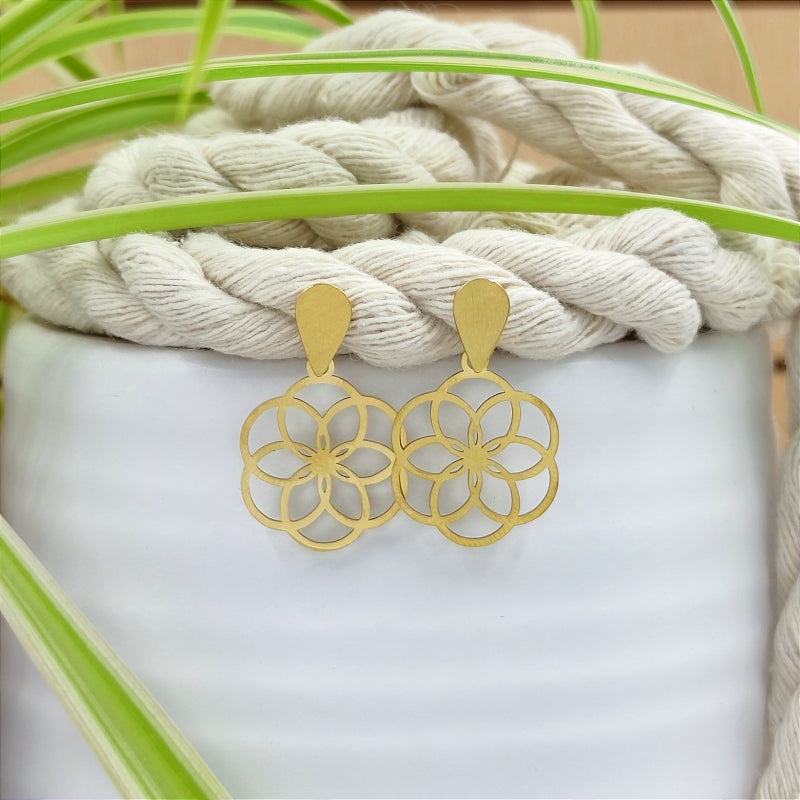 "Entdecken Sie den Ohrring „Liv“ von Lefah Design: Klein, rund und federleicht mit einem kunstvollen Mandala-Design. Handgefertigt in Österreich und perfekt für Allergiker. „Liv“ bedeutet „Leben“ – ideal für jeden, der das Leben feiert!"