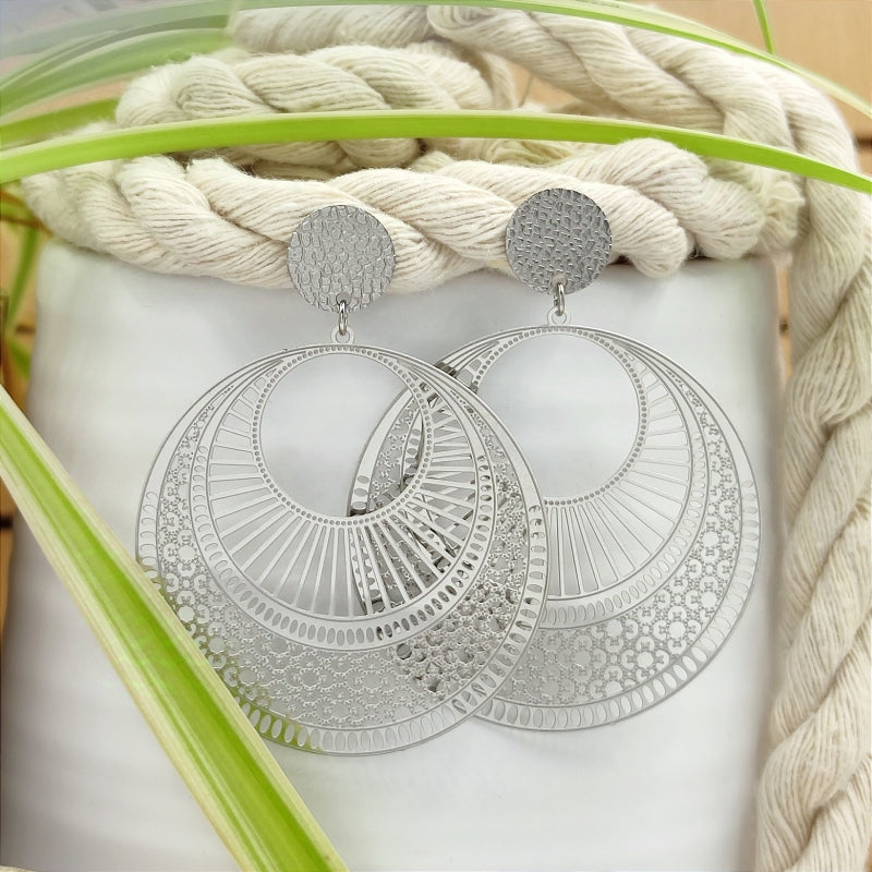 "Entdecken Sie den Ohrring „Lucia“ von Lefah Design: Großer, runder und federleichter Ohrschmuck, handgefertigt in Österreich. Ideal für Allergiker, bietet dieser elegante Ohrring höchsten Tragekomfort und Stil."