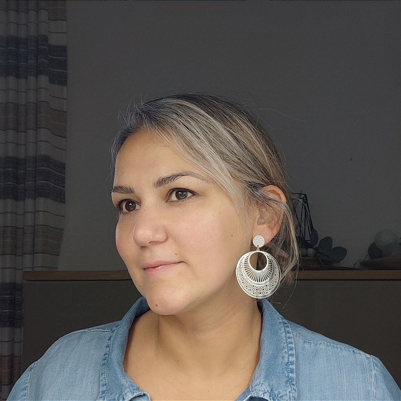"Entdecken Sie den Ohrring „Lucia“ von Lefah Design: Großer, runder und federleichter Ohrschmuck, handgefertigt in Österreich. Ideal für Allergiker, bietet dieser elegante Ohrring höchsten Tragekomfort und Stil."