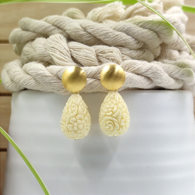 Die Lucy Tropfen-Ohrringe in elfenbein mit zartem Blumenmuster vereinen Eleganz & Tradition. Handgefertigt in Österreich, super verträglich & perfekt fürs Dirndl oder den Alltag. Ein klassischer Trachten-Ohrring mit zeitlosem Design. Jetzt stilvoll schmücken & online bestellen! 🌸✨