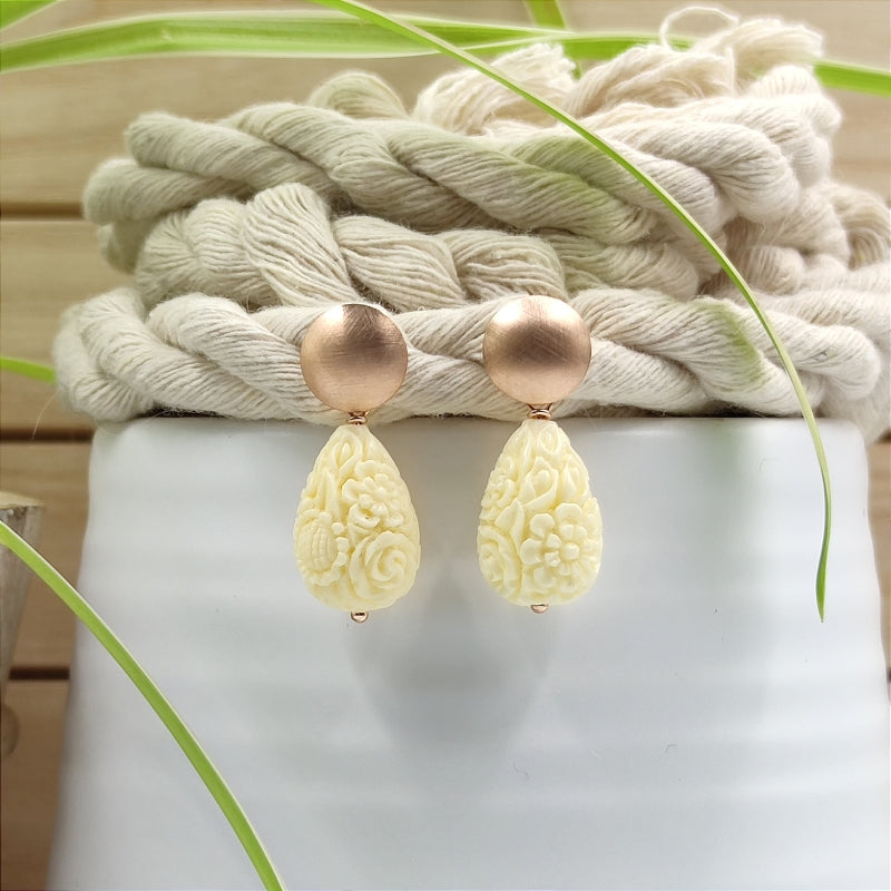 Die Lucy Tropfen-Ohrringe in elfenbein mit zartem Blumenmuster vereinen Eleganz & Tradition. Handgefertigt in Österreich, super verträglich & perfekt fürs Dirndl oder den Alltag. Ein klassischer Trachten-Ohrring mit zeitlosem Design. Jetzt stilvoll schmücken & online bestellen! 🌸✨