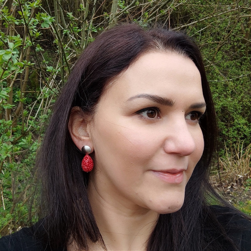 Die Lucy Tropfen-Ohrringe in rot mit zartem Blumenmuster vereinen Eleganz & Tradition. Handgefertigt in Österreich, super verträglich & perfekt fürs Dirndl oder den Alltag. Ein klassischer Trachten-Ohrring mit zeitlosem Design. Jetzt stilvoll schmücken & online bestellen! 🌸✨