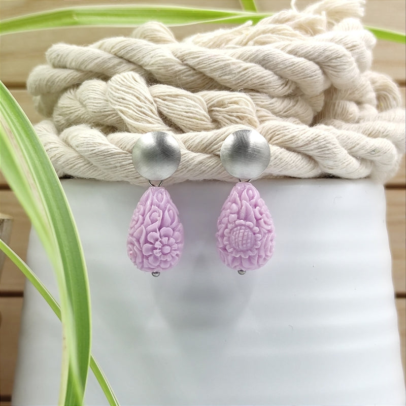 Die Lucy Tropfen-Ohrringe in flieder mit zartem Blumenmuster vereinen Eleganz & Tradition. Handgefertigt in Österreich, super verträglich & perfekt fürs Dirndl oder den Alltag. Ein klassischer Trachten-Ohrring mit zeitlosem Design. Jetzt stilvoll schmücken & online bestellen! 🌸✨