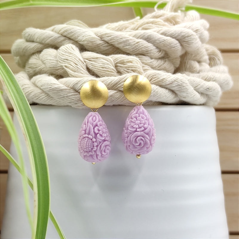 Die Lucy Tropfen-Ohrringe in flieder mit zartem Blumenmuster vereinen Eleganz & Tradition. Handgefertigt in Österreich, super verträglich & perfekt fürs Dirndl oder den Alltag. Ein klassischer Trachten-Ohrring mit zeitlosem Design. Jetzt stilvoll schmücken & online bestellen! 🌸✨