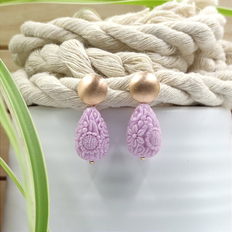 Die Lucy Tropfen-Ohrringe in flieder mit zartem Blumenmuster vereinen Eleganz & Tradition. Handgefertigt in Österreich, super verträglich & perfekt fürs Dirndl oder den Alltag. Ein klassischer Trachten-Ohrring mit zeitlosem Design. Jetzt stilvoll schmücken & online bestellen! 🌸✨