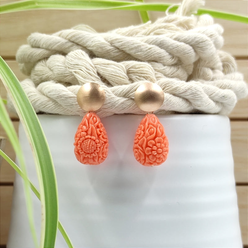 Die Lucy Tropfen-Ohrringe in koralle mit zartem Blumenmuster vereinen Eleganz & Tradition. Handgefertigt in Österreich, super verträglich & perfekt fürs Dirndl oder den Alltag. Ein klassischer Trachten-Ohrring mit zeitlosem Design. Jetzt stilvoll schmücken & online bestellen! 🌸✨