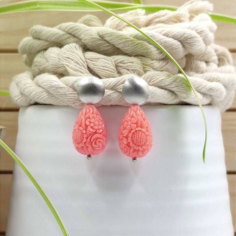 Die Lucy Tropfen-Ohrringe in lachs mit zartem Blumenmuster vereinen Eleganz & Tradition. Handgefertigt in Österreich, super verträglich & perfekt fürs Dirndl oder den Alltag. Ein klassischer Trachten-Ohrring mit zeitlosem Design. Jetzt stilvoll schmücken & online bestellen! 🌸✨