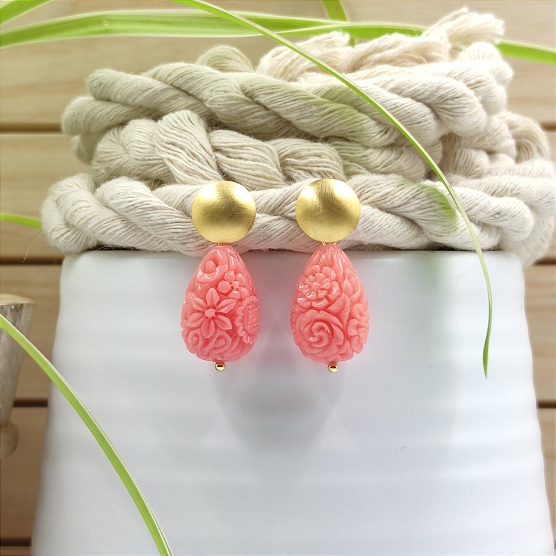 Die Lucy Tropfen-Ohrringe in lachs mit zartem Blumenmuster vereinen Eleganz & Tradition. Handgefertigt in Österreich, super verträglich & perfekt fürs Dirndl oder den Alltag. Ein klassischer Trachten-Ohrring mit zeitlosem Design. Jetzt stilvoll schmücken & online bestellen! 🌸✨
