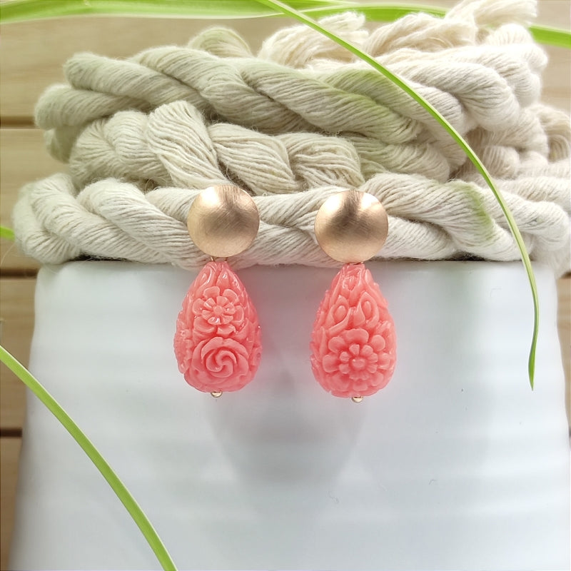 Die Lucy Tropfen-Ohrringe in lachs mit zartem Blumenmuster vereinen Eleganz & Tradition. Handgefertigt in Österreich, super verträglich & perfekt fürs Dirndl oder den Alltag. Ein klassischer Trachten-Ohrring mit zeitlosem Design. Jetzt stilvoll schmücken & online bestellen! 🌸✨