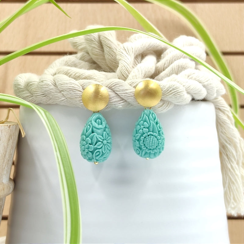 Die Lucy Tropfen-Ohrringe in türkis mit zartem Blumenmuster vereinen Eleganz & Tradition. Handgefertigt in Österreich, super verträglich & perfekt fürs Dirndl oder den Alltag. Ein klassischer Trachten-Ohrring mit zeitlosem Design. Jetzt stilvoll schmücken & online bestellen! 🌸✨