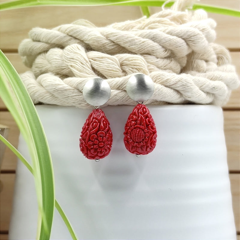 Die Lucy Tropfen-Ohrringe in rot mit zartem Blumenmuster vereinen Eleganz & Tradition. Handgefertigt in Österreich, super verträglich & perfekt fürs Dirndl oder den Alltag. Ein klassischer Trachten-Ohrring mit zeitlosem Design. Jetzt stilvoll schmücken & online bestellen! 🌸✨