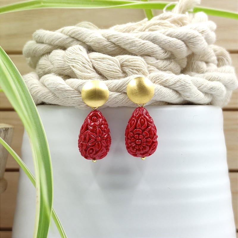 Die Lucy Tropfen-Ohrringe in rot mit zartem Blumenmuster vereinen Eleganz & Tradition. Handgefertigt in Österreich, super verträglich & perfekt fürs Dirndl oder den Alltag. Ein klassischer Trachten-Ohrring mit zeitlosem Design. Jetzt stilvoll schmücken & online bestellen! 🌸✨