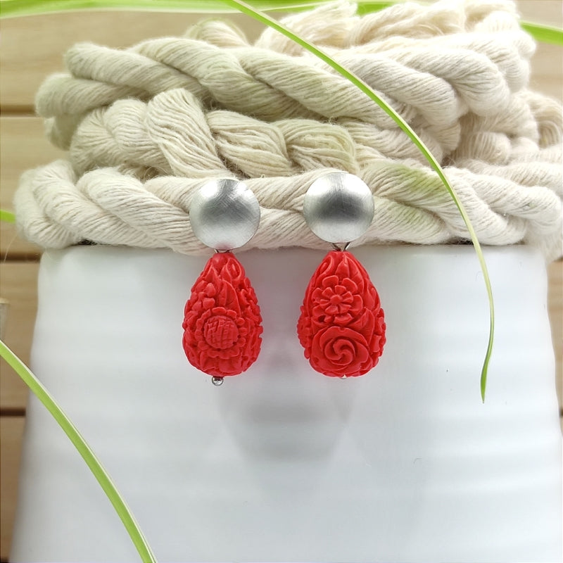 Die Lucy Tropfen-Ohrringe in rot mit zartem Blumenmuster vereinen Eleganz & Tradition. Handgefertigt in Österreich, super verträglich & perfekt fürs Dirndl oder den Alltag. Ein klassischer Trachten-Ohrring mit zeitlosem Design. Jetzt stilvoll schmücken & online bestellen! 🌸✨