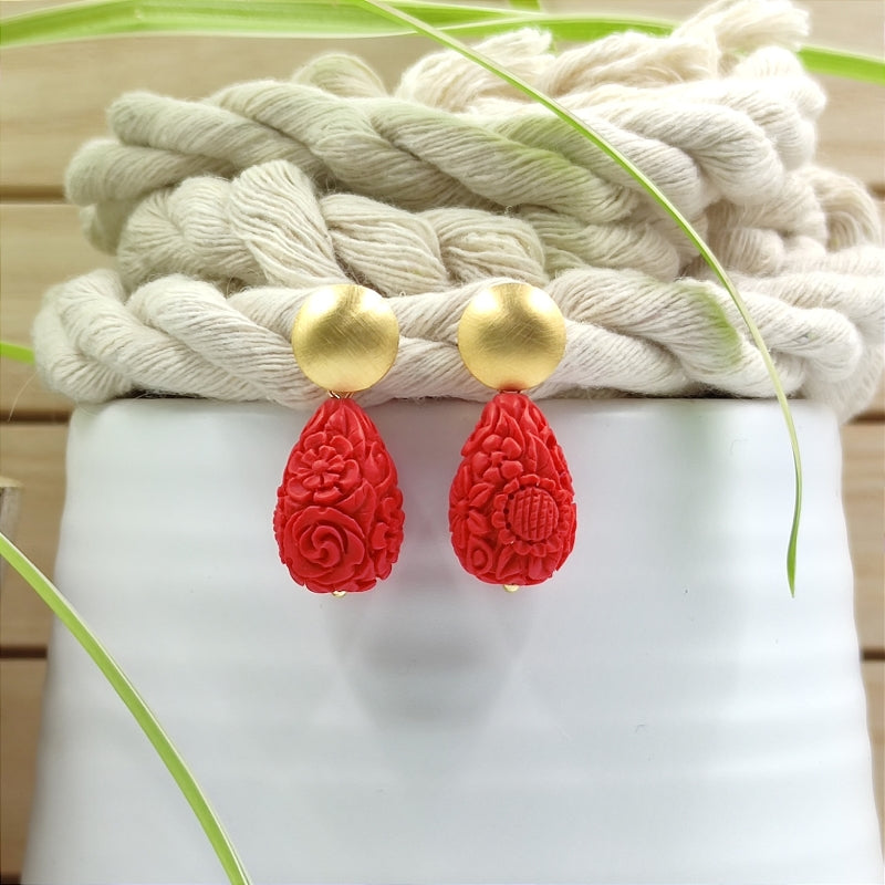 Die Lucy Tropfen-Ohrringe in rot mit zartem Blumenmuster vereinen Eleganz & Tradition. Handgefertigt in Österreich, super verträglich & perfekt fürs Dirndl oder den Alltag. Ein klassischer Trachten-Ohrring mit zeitlosem Design. Jetzt stilvoll schmücken & online bestellen! 🌸✨