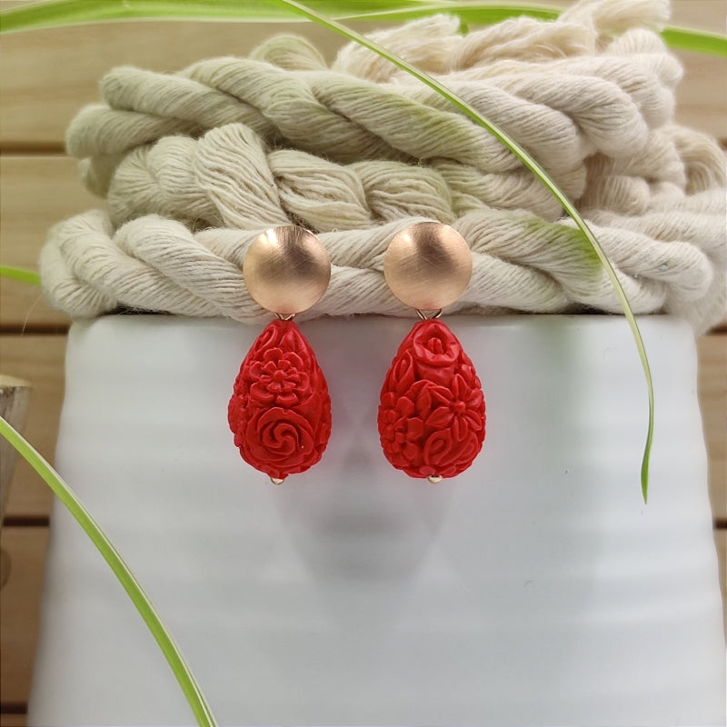 Die Lucy Tropfen-Ohrringe in rot mit zartem Blumenmuster vereinen Eleganz & Tradition. Handgefertigt in Österreich, super verträglich & perfekt fürs Dirndl oder den Alltag. Ein klassischer Trachten-Ohrring mit zeitlosem Design. Jetzt stilvoll schmücken & online bestellen! 🌸✨